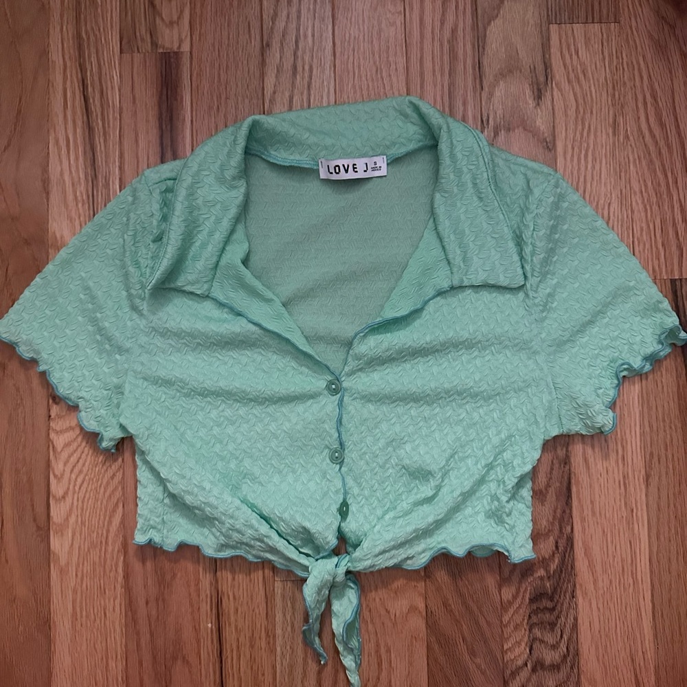 Cute Green Buttoned Cropped Collared Tie Knot Top